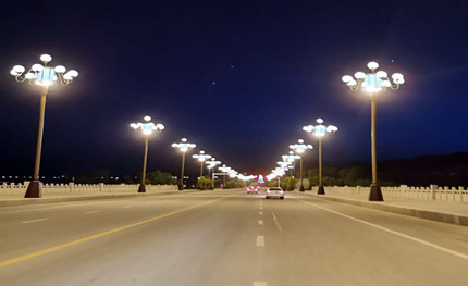 這些景觀路燈，與海東市核心區(qū)的景觀大道如此般配
